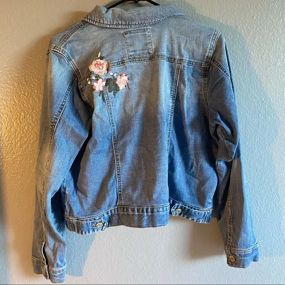 Mudd Embroidered Floral Distressed Jean Jacket Size - Picture 3 of 3